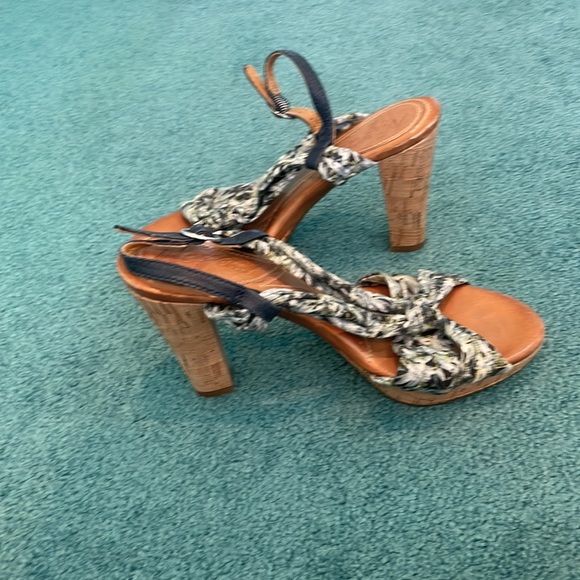 Sling back sandal with a light stretchy fabric material - Picture 2 of 4